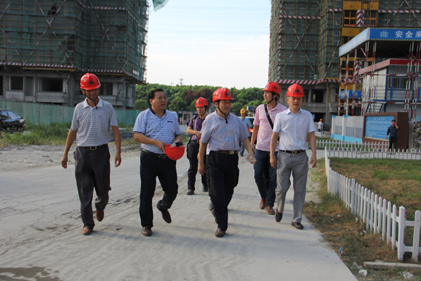 省住建廳質(zhì)安處副處長(zhǎng)李愛(ài)國(guó)對(duì)“馬澗楊木橋動(dòng)遷小區(qū)”工程進(jìn)行暗訪督查