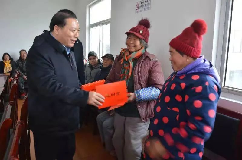 蘇州中設(shè)建設(shè)集團(tuán)黨委書記、董事長劉書華為淮安市洪澤東雙溝鎮(zhèn)宋莊村捐款安裝路燈 助力鄉(xiāng)村振興